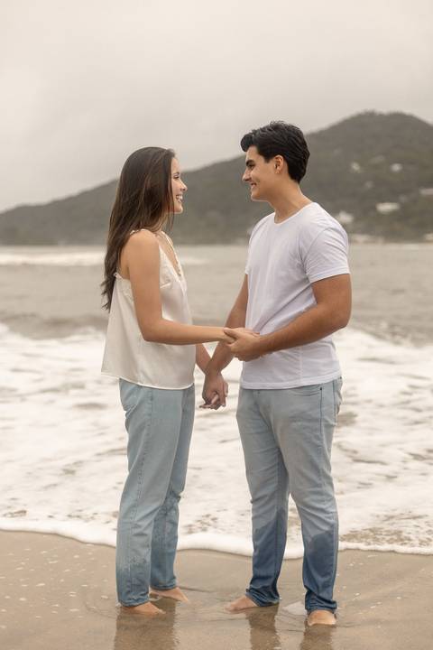 As melhores ideias e inspirações criativas de fotos de ensaio pré casamento registradas por fotógrafos profissionais de eventos da empresa Criativus Foto e Vídeo na Praia das Conchas, Guarujá '