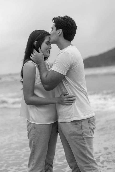 As melhores ideias e inspirações criativas de fotos de ensaio pré casamento registradas por fotógrafos profissionais de eventos da empresa Criativus Foto e Vídeo na Praia das Conchas, Guarujá '