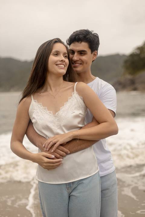 As melhores ideias e inspirações criativas de fotos de ensaio pré casamento registradas por fotógrafos profissionais de eventos da empresa Criativus Foto e Vídeo na Praia das Conchas, Guarujá '