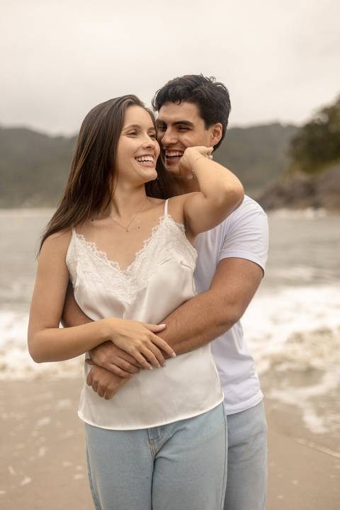 As melhores ideias e inspirações criativas de fotos de ensaio pré casamento registradas por fotógrafos profissionais de eventos da empresa Criativus Foto e Vídeo na Praia das Conchas, Guarujá '