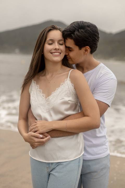 As melhores ideias e inspirações criativas de fotos de ensaio pré casamento registradas por fotógrafos profissionais de eventos da empresa Criativus Foto e Vídeo na Praia das Conchas, Guarujá '
