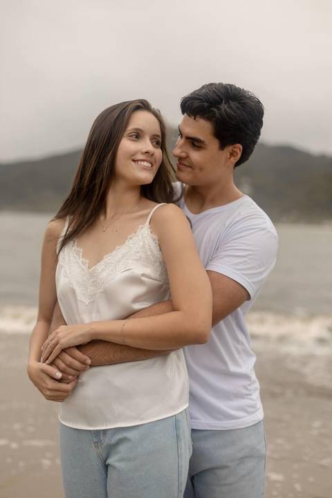 As melhores ideias e inspirações criativas de fotos de ensaio pré casamento registradas por fotógrafos profissionais de eventos da empresa Criativus Foto e Vídeo na Praia das Conchas, Guarujá '