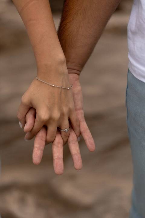 As melhores ideias e inspirações criativas de fotos de ensaio pré casamento registradas por fotógrafos profissionais de eventos da empresa Criativus Foto e Vídeo na Praia das Conchas, Guarujá '