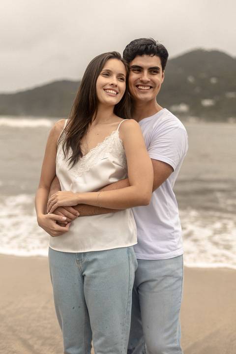 As melhores ideias e inspirações criativas de fotos de ensaio pré casamento registradas por fotógrafos profissionais de eventos da empresa Criativus Foto e Vídeo na Praia das Conchas, Guarujá '