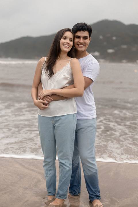 As melhores ideias e inspirações criativas de fotos de ensaio pré casamento registradas por fotógrafos profissionais de eventos da empresa Criativus Foto e Vídeo na Praia das Conchas, Guarujá '