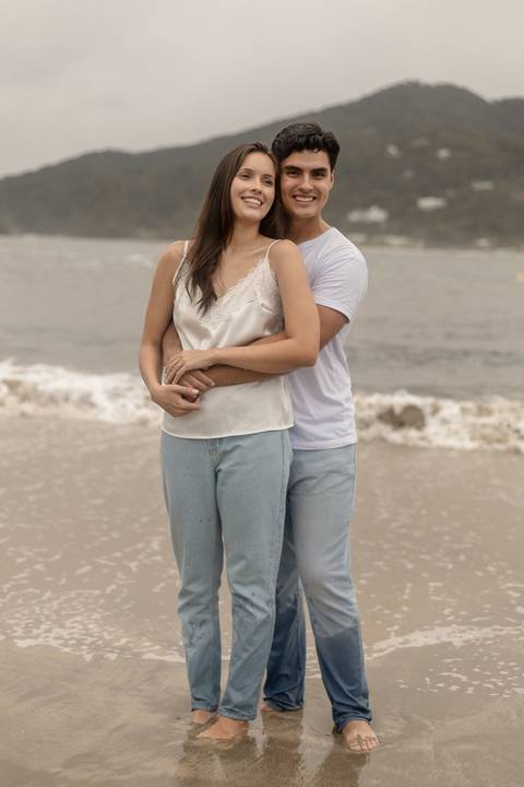 As melhores ideias e inspirações criativas de fotos de ensaio pré casamento registradas por fotógrafos profissionais de eventos da empresa Criativus Foto e Vídeo na Praia das Conchas, Guarujá '