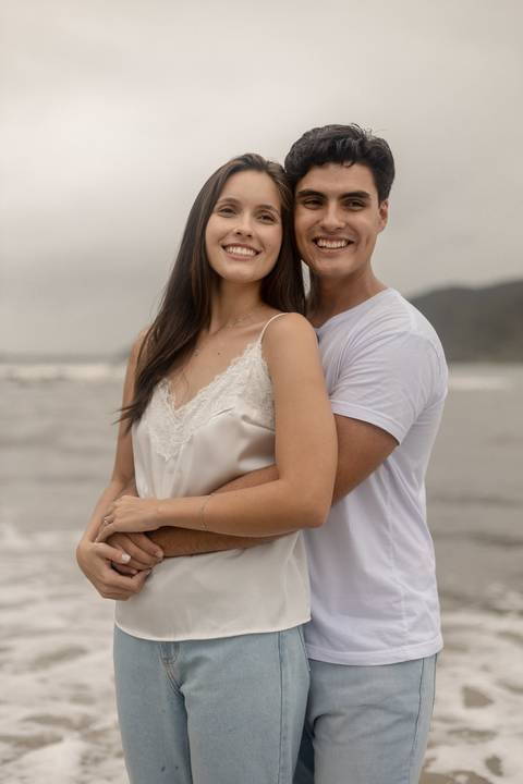 As melhores ideias e inspirações criativas de fotos de ensaio pré casamento registradas por fotógrafos profissionais de eventos da empresa Criativus Foto e Vídeo na Praia das Conchas, Guarujá '