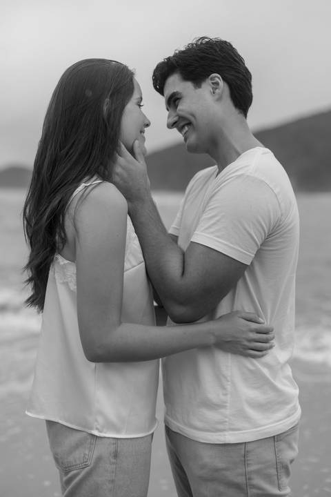 As melhores ideias e inspirações criativas de fotos de ensaio pré casamento registradas por fotógrafos profissionais de eventos da empresa Criativus Foto e Vídeo na Praia das Conchas, Guarujá '