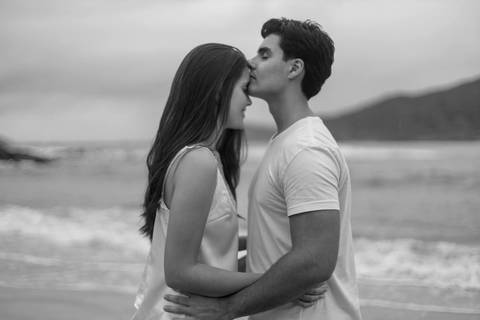 As melhores ideias e inspirações criativas de fotos de ensaio pré casamento registradas por fotógrafos profissionais de eventos da empresa Criativus Foto e Vídeo na Praia das Conchas, Guarujá '