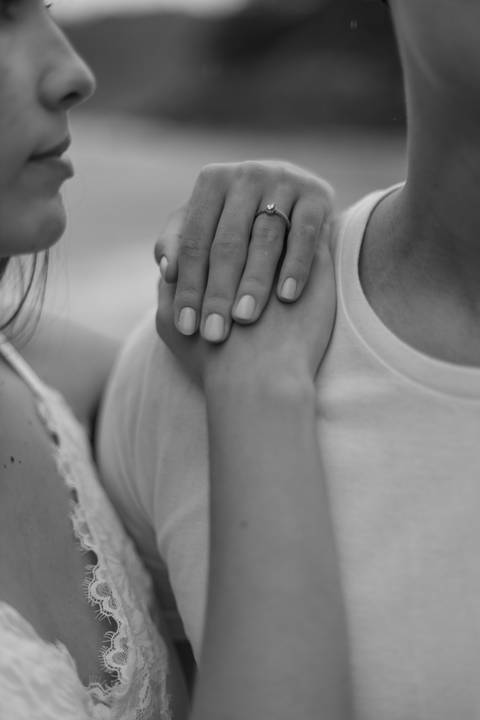 As melhores ideias e inspirações criativas de fotos de ensaio pré casamento registradas por fotógrafos profissionais de eventos da empresa Criativus Foto e Vídeo na Praia das Conchas, Guarujá '