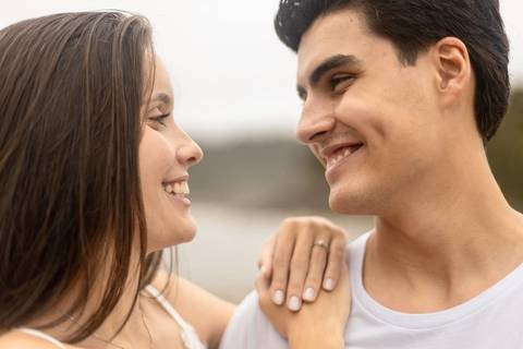 As melhores ideias e inspirações criativas de fotos de ensaio pré casamento registradas por fotógrafos profissionais de eventos da empresa Criativus Foto e Vídeo na Praia das Conchas, Guarujá '
