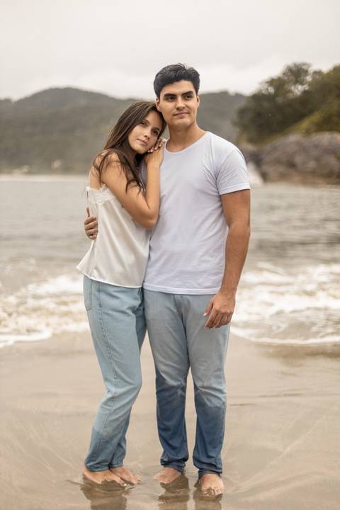 As melhores ideias e inspirações criativas de fotos de ensaio pré casamento registradas por fotógrafos profissionais de eventos da empresa Criativus Foto e Vídeo na Praia das Conchas, Guarujá '
