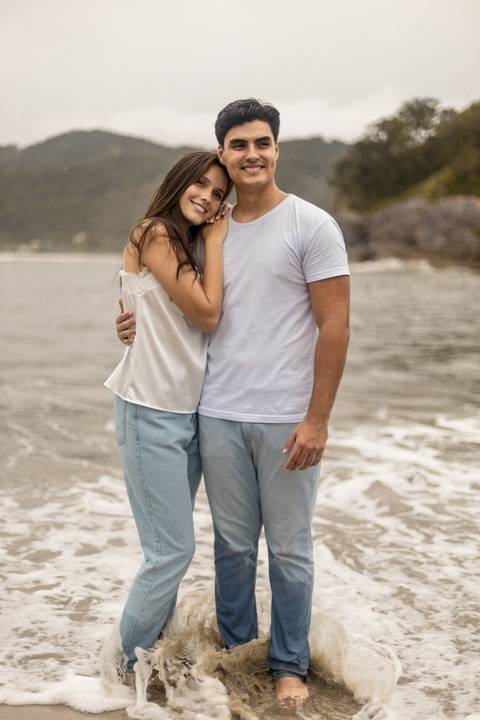 As melhores ideias e inspirações criativas de fotos de ensaio pré casamento registradas por fotógrafos profissionais de eventos da empresa Criativus Foto e Vídeo na Praia das Conchas, Guarujá '