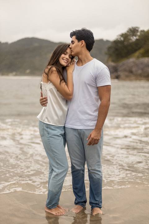 As melhores ideias e inspirações criativas de fotos de ensaio pré casamento registradas por fotógrafos profissionais de eventos da empresa Criativus Foto e Vídeo na Praia das Conchas, Guarujá '