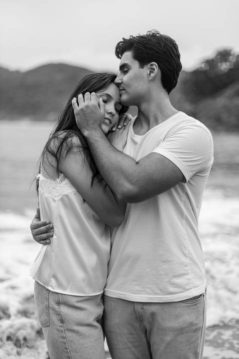 As melhores ideias e inspirações criativas de fotos de ensaio pré casamento registradas por fotógrafos profissionais de eventos da empresa Criativus Foto e Vídeo na Praia das Conchas, Guarujá '