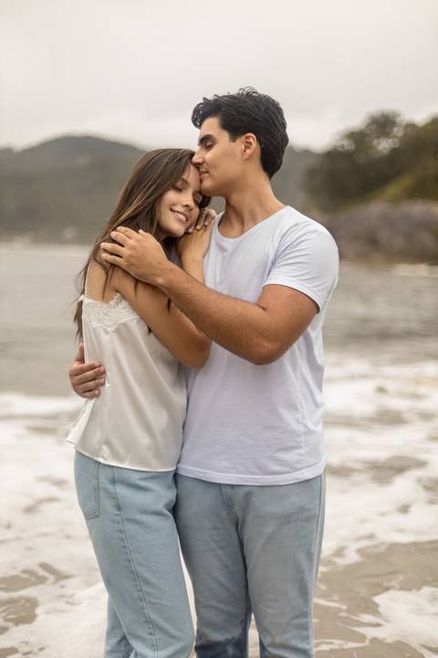 As melhores ideias e inspirações criativas de fotos de ensaio pré casamento registradas por fotógrafos profissionais de eventos da empresa Criativus Foto e Vídeo na Praia das Conchas, Guarujá '
