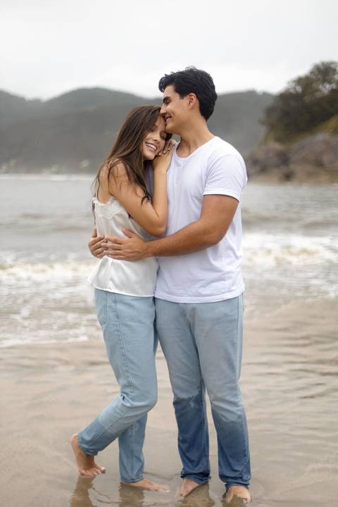 As melhores ideias e inspirações criativas de fotos de ensaio pré casamento registradas por fotógrafos profissionais de eventos da empresa Criativus Foto e Vídeo na Praia das Conchas, Guarujá '