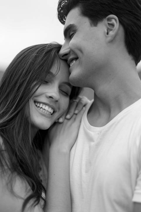 As melhores ideias e inspirações criativas de fotos de ensaio pré casamento registradas por fotógrafos profissionais de eventos da empresa Criativus Foto e Vídeo na Praia das Conchas, Guarujá '