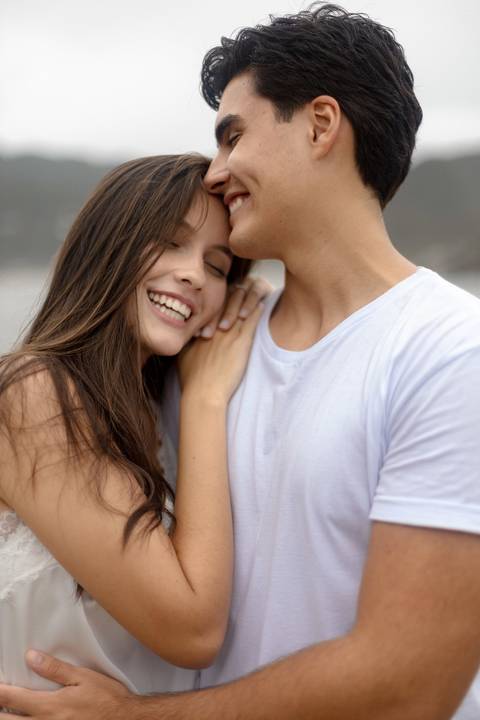 As melhores ideias e inspirações criativas de fotos de ensaio pré casamento registradas por fotógrafos profissionais de eventos da empresa Criativus Foto e Vídeo na Praia das Conchas, Guarujá '