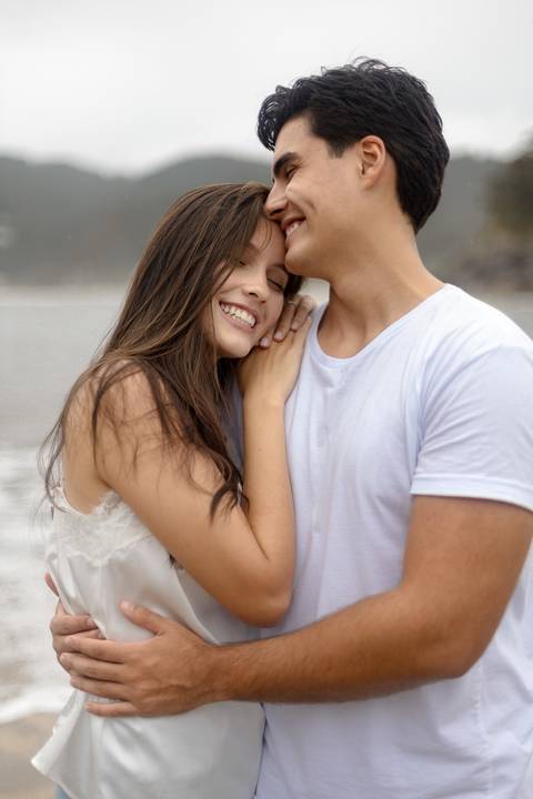 As melhores ideias e inspirações criativas de fotos de ensaio pré casamento registradas por fotógrafos profissionais de eventos da empresa Criativus Foto e Vídeo na Praia das Conchas, Guarujá '