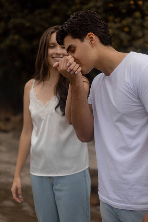 As melhores ideias e inspirações criativas de fotos de ensaio pré casamento registradas por fotógrafos profissionais de eventos da empresa Criativus Foto e Vídeo na Praia das Conchas, Guarujá '