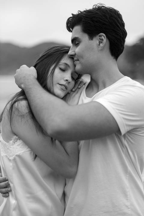 As melhores ideias e inspirações criativas de fotos de ensaio pré casamento registradas por fotógrafos profissionais de eventos da empresa Criativus Foto e Vídeo na Praia das Conchas, Guarujá '