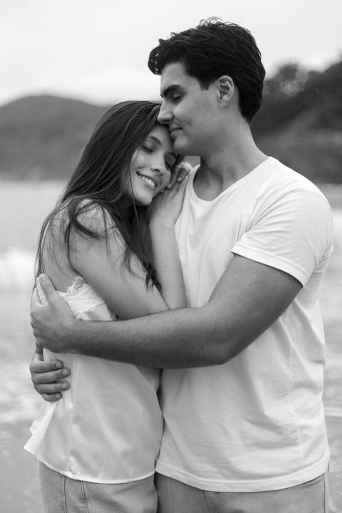 As melhores ideias e inspirações criativas de fotos de ensaio pré casamento registradas por fotógrafos profissionais de eventos da empresa Criativus Foto e Vídeo na Praia das Conchas, Guarujá '