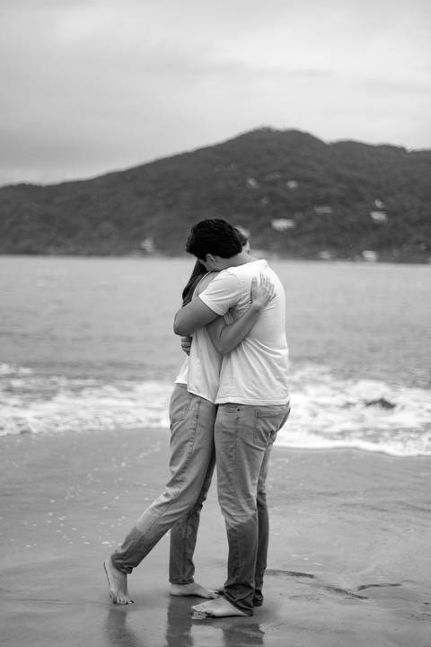 As melhores ideias e inspirações criativas de fotos de ensaio pré casamento registradas por fotógrafos profissionais de eventos da empresa Criativus Foto e Vídeo na Praia das Conchas, Guarujá '