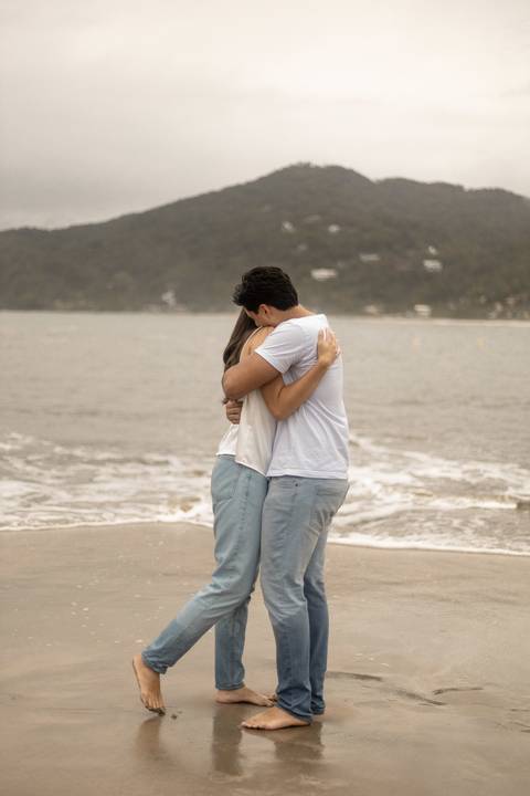 As melhores ideias e inspirações criativas de fotos de ensaio pré casamento registradas por fotógrafos profissionais de eventos da empresa Criativus Foto e Vídeo na Praia das Conchas, Guarujá '