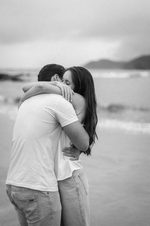 As melhores ideias e inspirações criativas de fotos de ensaio pré casamento registradas por fotógrafos profissionais de eventos da empresa Criativus Foto e Vídeo na Praia das Conchas, Guarujá '