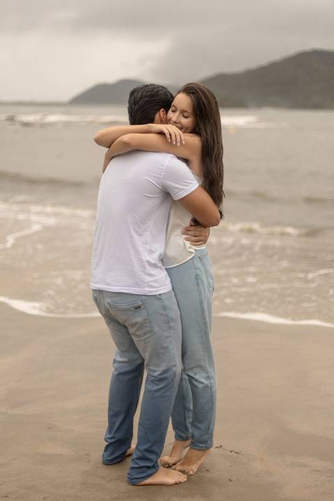 As melhores ideias e inspirações criativas de fotos de ensaio pré casamento registradas por fotógrafos profissionais de eventos da empresa Criativus Foto e Vídeo na Praia das Conchas, Guarujá '