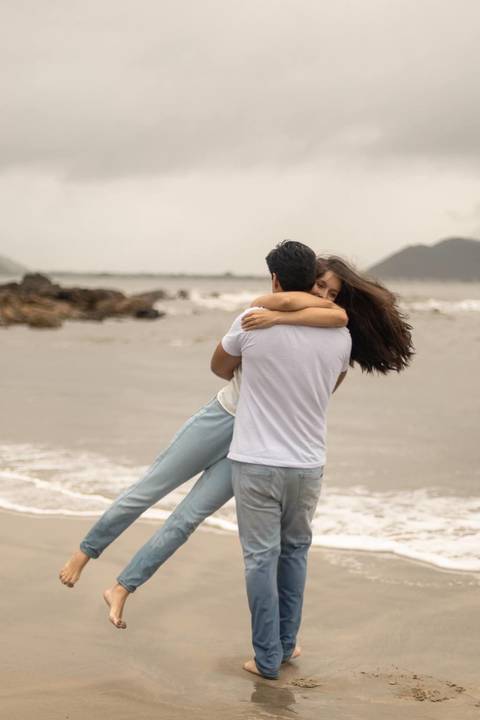As melhores ideias e inspirações criativas de fotos de ensaio pré casamento registradas por fotógrafos profissionais de eventos da empresa Criativus Foto e Vídeo na Praia das Conchas, Guarujá '
