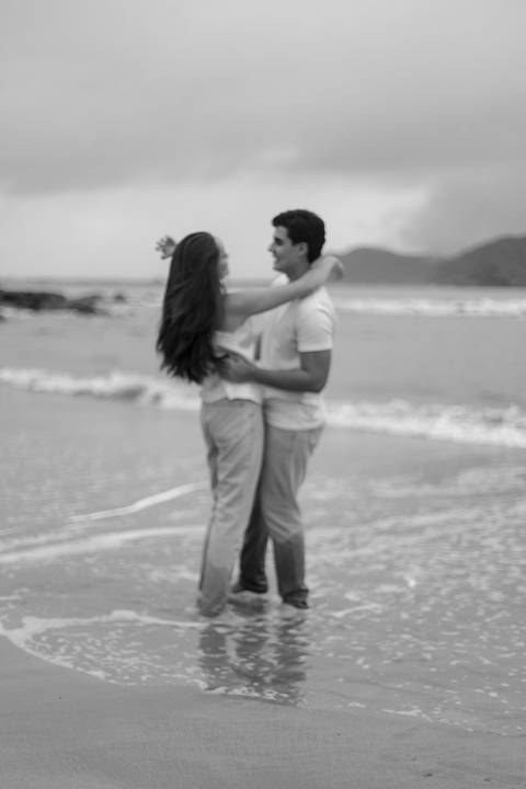 As melhores ideias e inspirações criativas de fotos de ensaio pré casamento registradas por fotógrafos profissionais de eventos da empresa Criativus Foto e Vídeo na Praia das Conchas, Guarujá '
