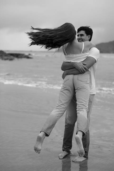 As melhores ideias e inspirações criativas de fotos de ensaio pré casamento registradas por fotógrafos profissionais de eventos da empresa Criativus Foto e Vídeo na Praia das Conchas, Guarujá '