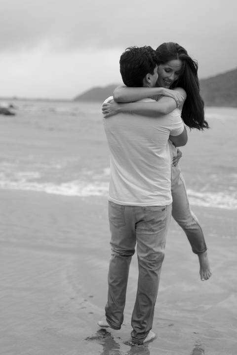 As melhores ideias e inspirações criativas de fotos de ensaio pré casamento registradas por fotógrafos profissionais de eventos da empresa Criativus Foto e Vídeo na Praia das Conchas, Guarujá '