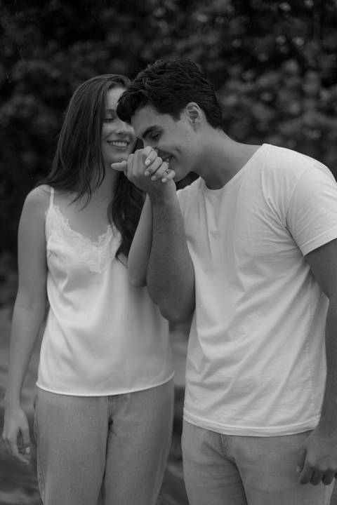 As melhores ideias e inspirações criativas de fotos de ensaio pré casamento registradas por fotógrafos profissionais de eventos da empresa Criativus Foto e Vídeo na Praia das Conchas, Guarujá '