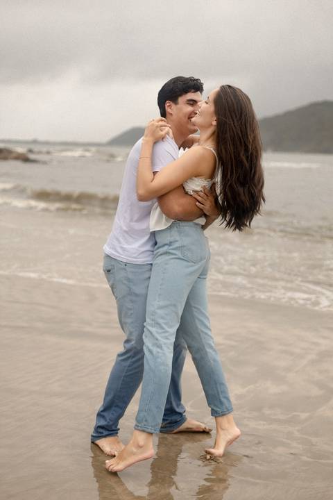 As melhores ideias e inspirações criativas de fotos de ensaio pré casamento registradas por fotógrafos profissionais de eventos da empresa Criativus Foto e Vídeo na Praia das Conchas, Guarujá '