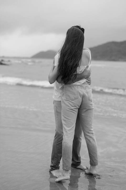 As melhores ideias e inspirações criativas de fotos de ensaio pré casamento registradas por fotógrafos profissionais de eventos da empresa Criativus Foto e Vídeo na Praia das Conchas, Guarujá '