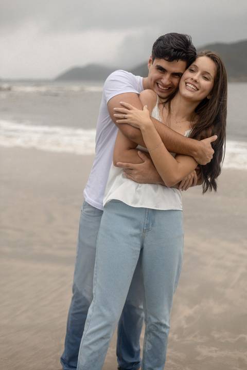 As melhores ideias e inspirações criativas de fotos de ensaio pré casamento registradas por fotógrafos profissionais de eventos da empresa Criativus Foto e Vídeo na Praia das Conchas, Guarujá '