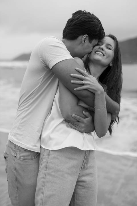 As melhores ideias e inspirações criativas de fotos de ensaio pré casamento registradas por fotógrafos profissionais de eventos da empresa Criativus Foto e Vídeo na Praia das Conchas, Guarujá '