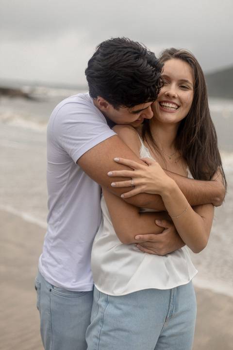 As melhores ideias e inspirações criativas de fotos de ensaio pré casamento registradas por fotógrafos profissionais de eventos da empresa Criativus Foto e Vídeo na Praia das Conchas, Guarujá '