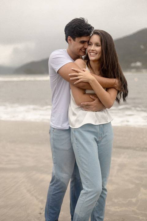 As melhores ideias e inspirações criativas de fotos de ensaio pré casamento registradas por fotógrafos profissionais de eventos da empresa Criativus Foto e Vídeo na Praia das Conchas, Guarujá '