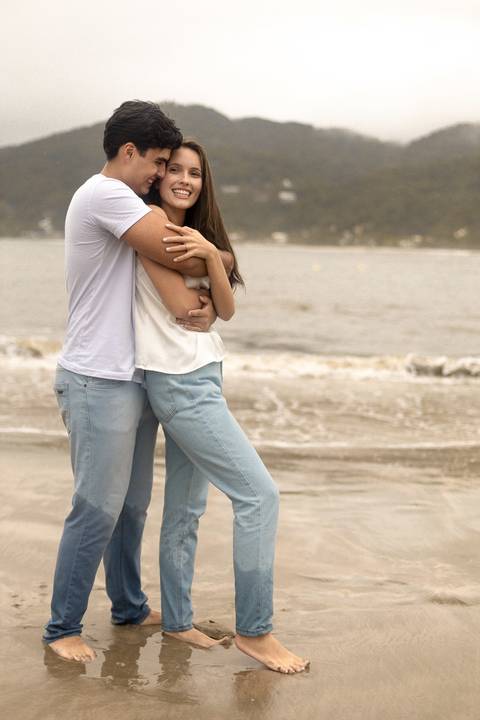 As melhores ideias e inspirações criativas de fotos de ensaio pré casamento registradas por fotógrafos profissionais de eventos da empresa Criativus Foto e Vídeo na Praia das Conchas, Guarujá '
