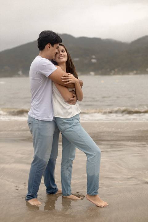 As melhores ideias e inspirações criativas de fotos de ensaio pré casamento registradas por fotógrafos profissionais de eventos da empresa Criativus Foto e Vídeo na Praia das Conchas, Guarujá '