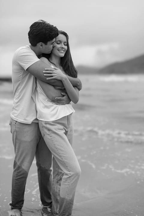 As melhores ideias e inspirações criativas de fotos de ensaio pré casamento registradas por fotógrafos profissionais de eventos da empresa Criativus Foto e Vídeo na Praia das Conchas, Guarujá '