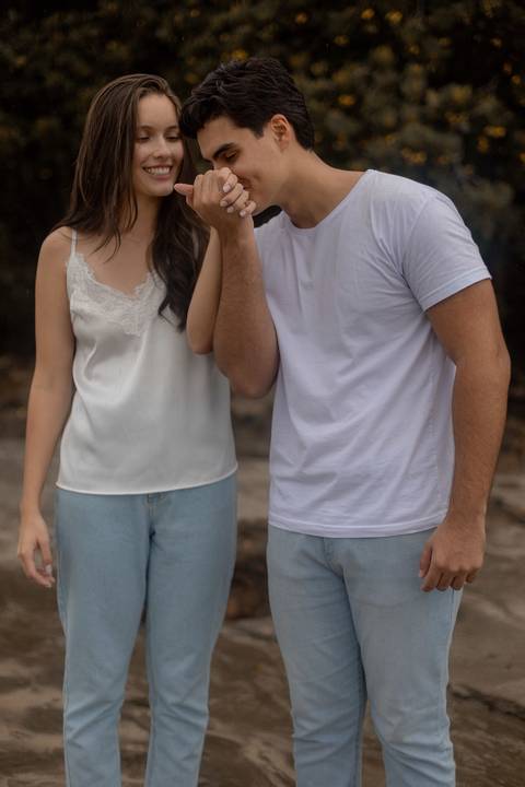 As melhores ideias e inspirações criativas de fotos de ensaio pré casamento registradas por fotógrafos profissionais de eventos da empresa Criativus Foto e Vídeo na Praia das Conchas, Guarujá '