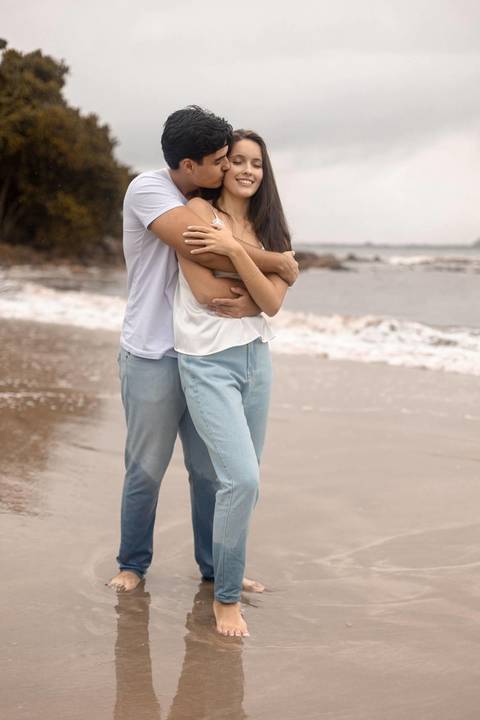 As melhores ideias e inspirações criativas de fotos de ensaio pré casamento registradas por fotógrafos profissionais de eventos da empresa Criativus Foto e Vídeo na Praia das Conchas, Guarujá '