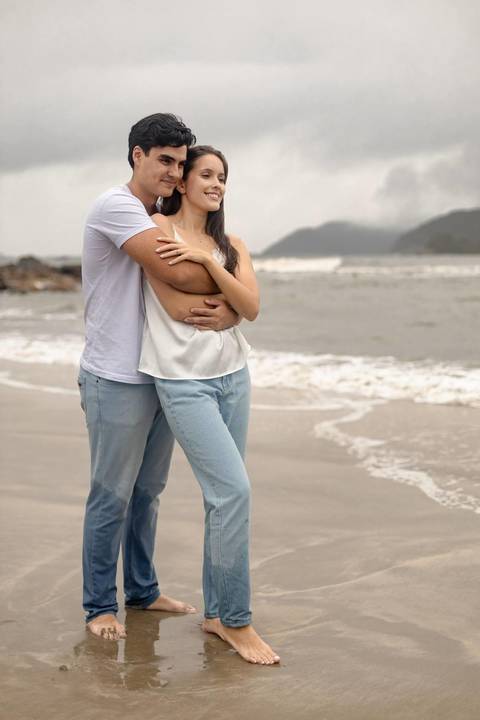 As melhores ideias e inspirações criativas de fotos de ensaio pré casamento registradas por fotógrafos profissionais de eventos da empresa Criativus Foto e Vídeo na Praia das Conchas, Guarujá '
