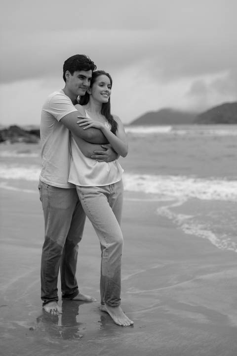 As melhores ideias e inspirações criativas de fotos de ensaio pré casamento registradas por fotógrafos profissionais de eventos da empresa Criativus Foto e Vídeo na Praia das Conchas, Guarujá '