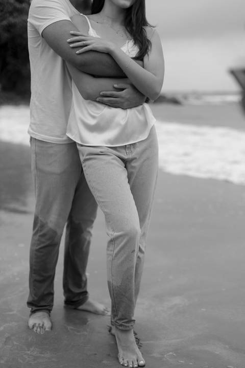 As melhores ideias e inspirações criativas de fotos de ensaio pré casamento registradas por fotógrafos profissionais de eventos da empresa Criativus Foto e Vídeo na Praia das Conchas, Guarujá '